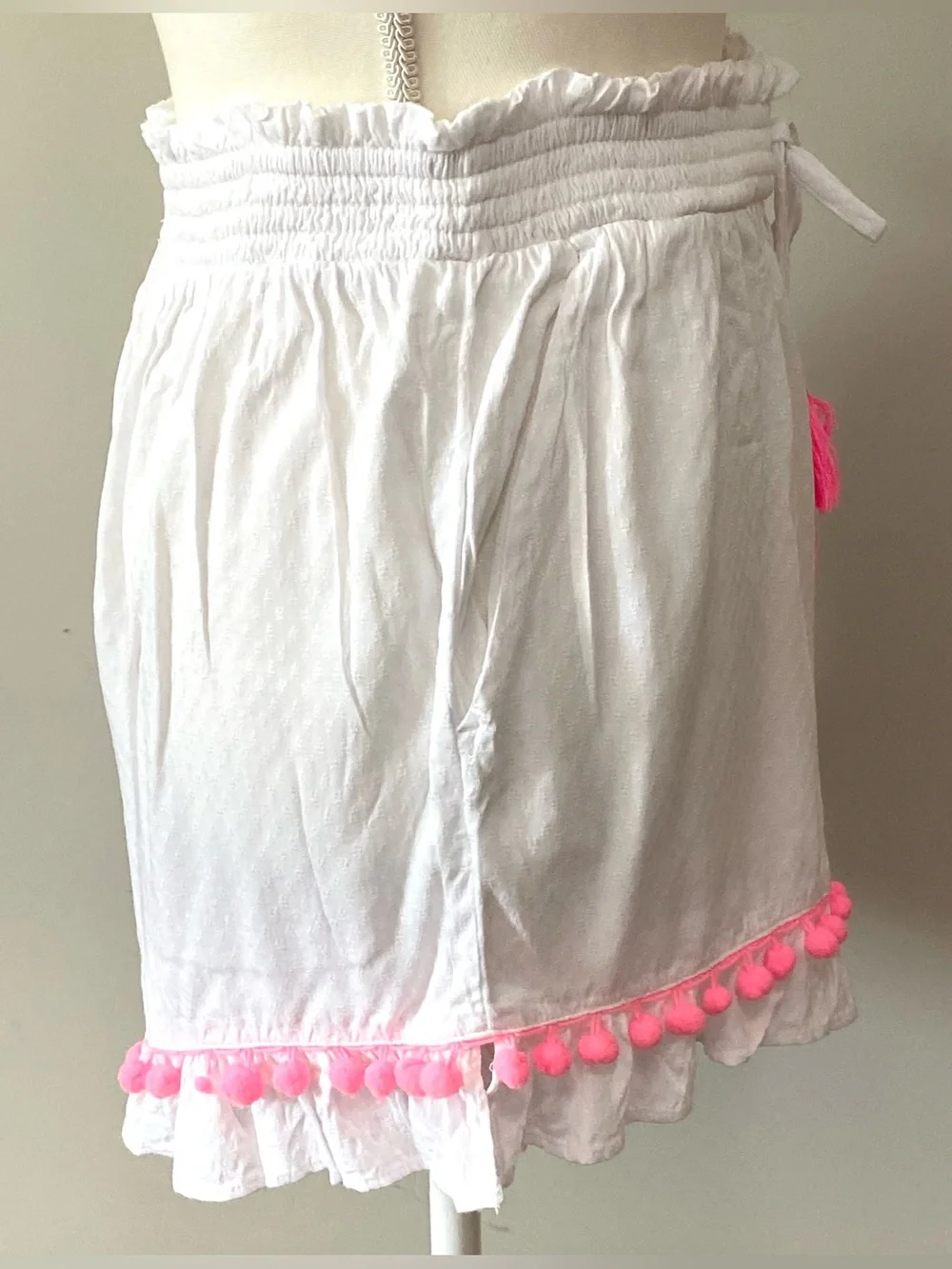 Crown&Ivy Women’s M White Pink Pom Ruffle Shorts Boho Coastal Preppy Cottagecore